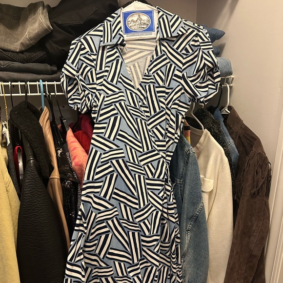 Diane Von Furstenberg Dresses & Skirts - DVF Short Sleeve Wrap Dress
